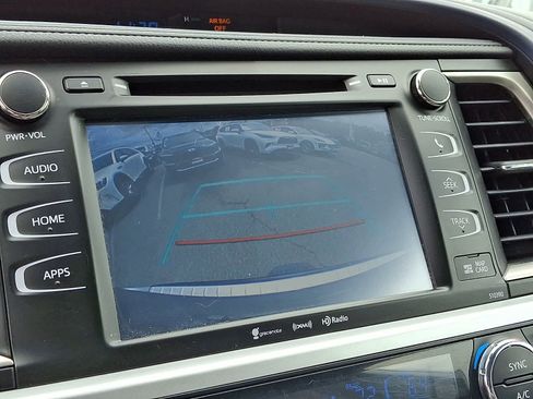 Used 2018 Toyota Highlander XLE AWD/4WD image 24