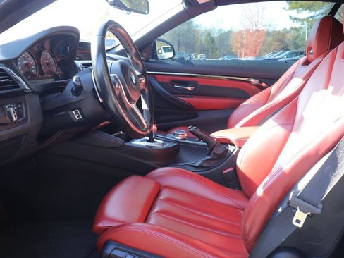 Used 2018 BMW M4 Convertible image 9
