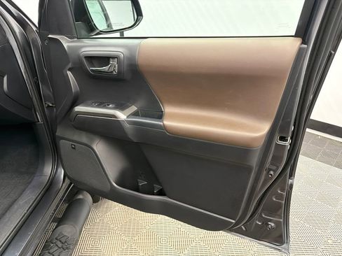 Used 2022 Toyota Tacoma Limited AWD/4WD image 15