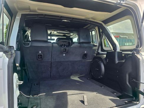 Used 2022 Jeep Wrangler Unlimited Sahara AWD/4WD image 24