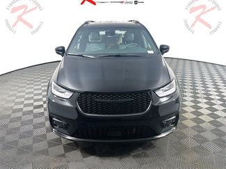 New 2025 Chrysler Pacifica Select w/ Uconnect Theater Family Group video 2