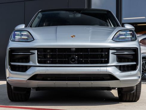 Certified 2025 Porsche Cayenne S image 8