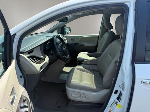 Used 2018 Toyota Sienna XLE w/ XLE Navigation Package AWD/4WD image 14
