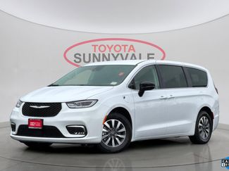 Used 2024 Chrysler Pacifica Select video 1