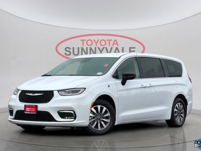 Used 2024 Chrysler Pacifica Select