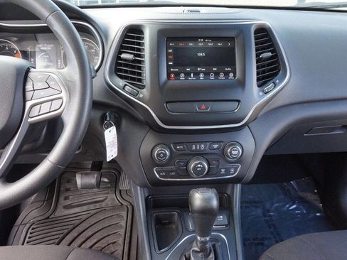 Used 2019 Jeep Cherokee Latitude w/ Popular Appearance Group FWD image 22