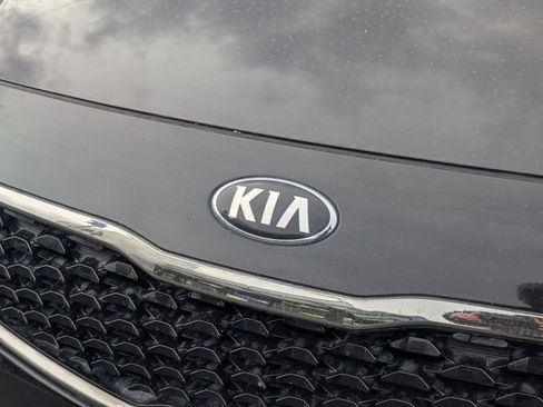 Used 2017 Kia Forte LX image 11