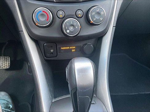 Used 2022 Chevrolet Trax LT w/ LT Convenience Package image 31