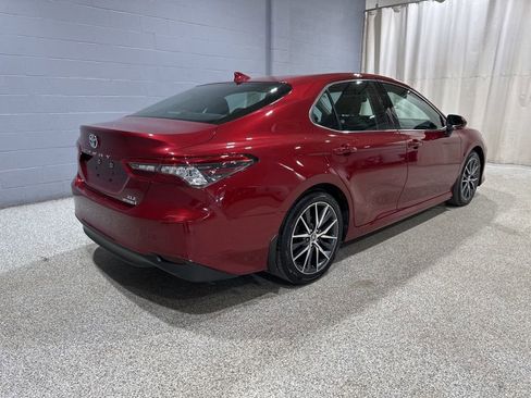 Used 2022 Toyota Camry XLE image 3