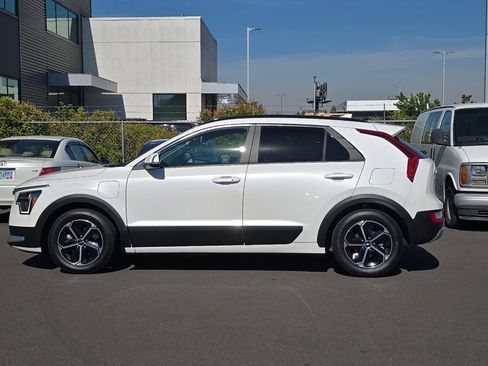 Used 2023 Kia Niro EX w/ EX Cold Weather Package FWD image 7