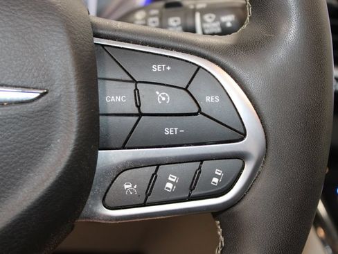 Used 2024 Chrysler Pacifica Touring-L FWD image 24
