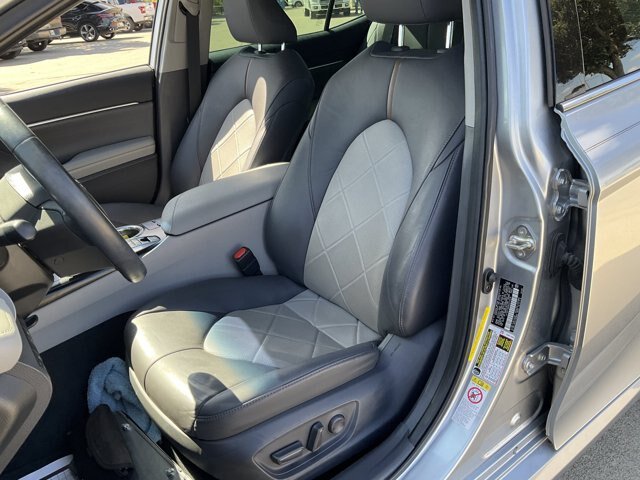 Used 2019 Toyota Camry XLE FWD image 8