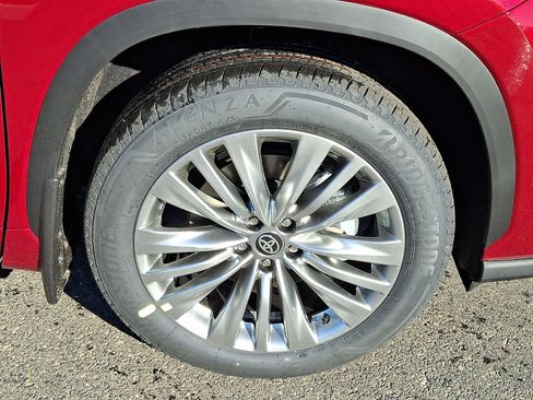 New 2026 Toyota Highlander Platinum image 7