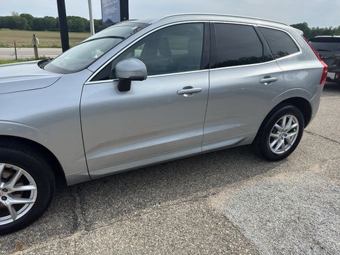 Used 2018 Volvo XC60 T5 Momentum w/ Convenience Package AWD/4WD image 5