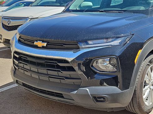 Used 2023 Chevrolet TrailBlazer LS FWD image 2