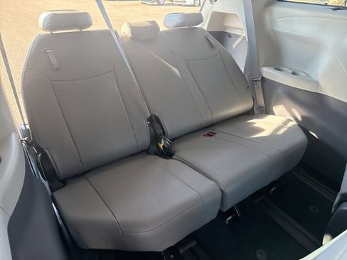 Used 2023 Toyota Sienna Limited image 13