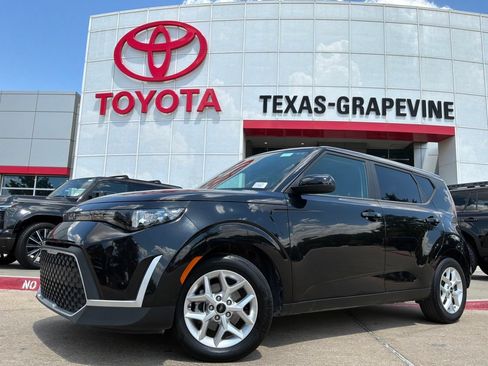 Used 2025 Kia Soul FWD image 2