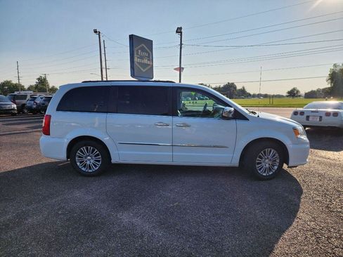 Used 2016 Chrysler Town & Country Touring-L FWD image 2