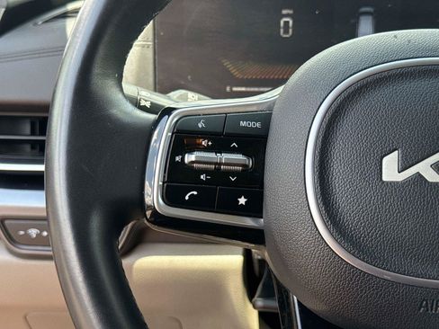 Used 2025 Kia Carnival FWD image 30