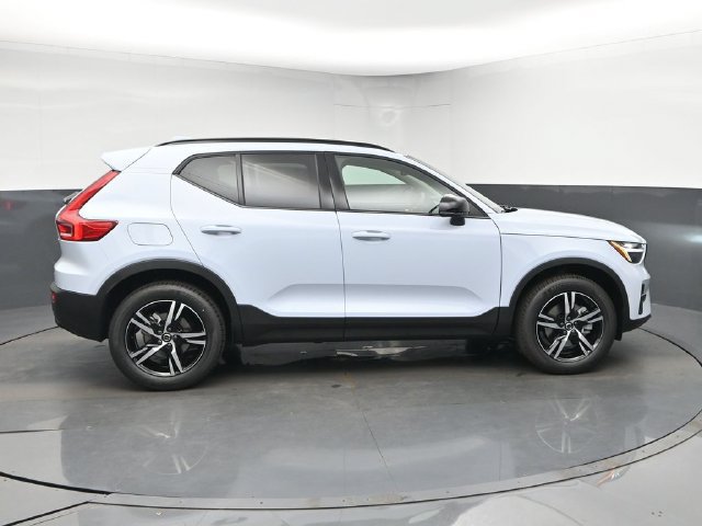 New 2026 Volvo XC40 B4 Core w/ Protection Package Premier FWD image 9
