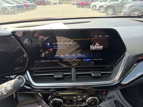 Used 2024 Chevrolet Trax RS w/ Sunroof Package FWD image 22