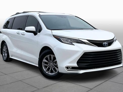 Used 2022 Toyota Sienna XLE image 5
