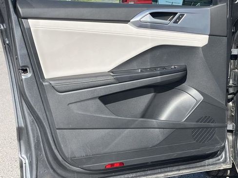 Used 2025 Volkswagen Taos SE image 14