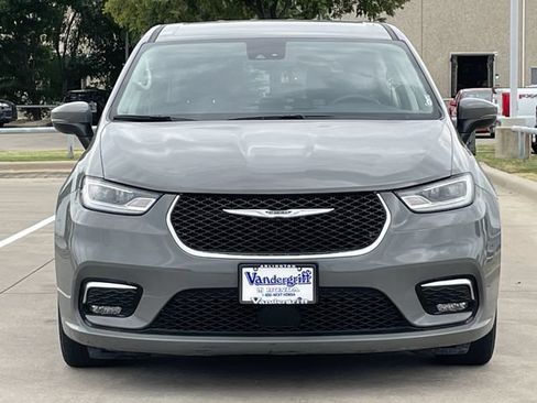 Used 2023 Chrysler Pacifica Touring-L FWD image 6