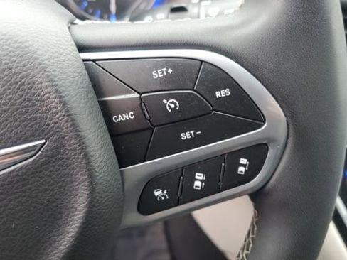 Certified 2024 Chrysler Pacifica Touring-L image 11