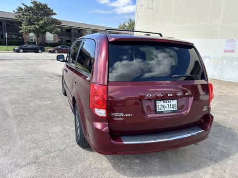Used 2017 Dodge Grand Caravan SXT image 5