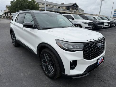 Used 2025 Ford Explorer ST image 4