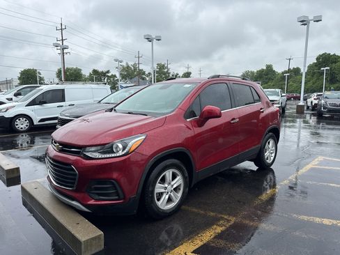 Used 2018 Chevrolet Trax LT w/ LT Convenience Package FWD image 1