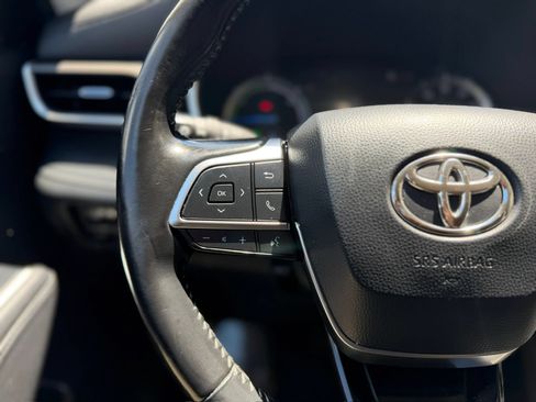 Used 2021 Toyota Highlander XLE AWD/4WD image 38