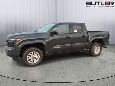 Certified 2025 Toyota Tacoma SR5 AWD/4WD image 3