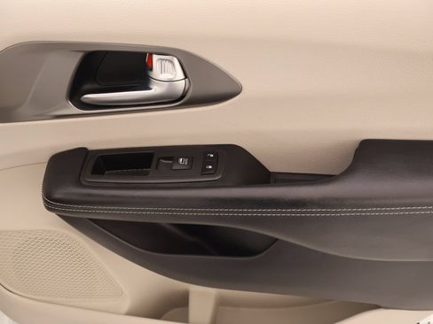 Used 2021 Chrysler Pacifica Touring-L w/ Uconnect Theater Family Group FWD image 19