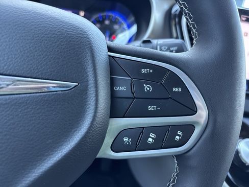 Used 2024 Chrysler Pacifica Touring-L image 30