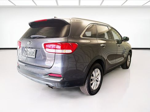 Used 2018 Kia Sorento FWD image 4