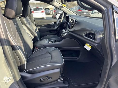 New 2025 Chrysler Pacifica Limited w/ Uconnect Theater Family Group image 17