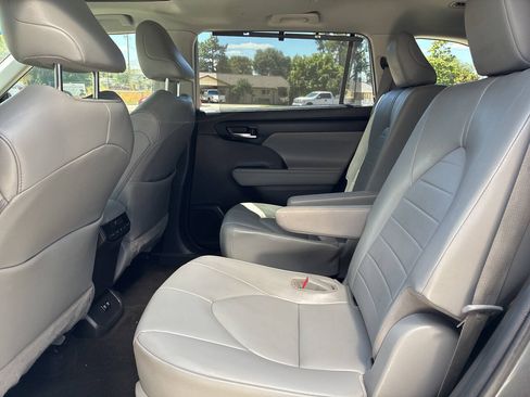 Used 2020 Toyota Highlander XLE FWD image 10