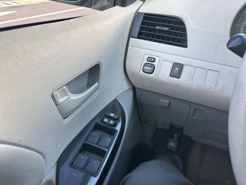 Used 2013 Toyota Sienna L image 18