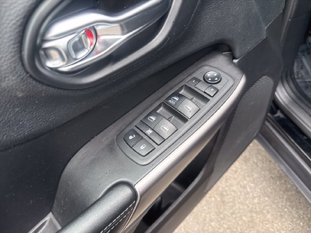 Used 2019 Jeep Cherokee Latitude w/ Popular Appearance Group FWD image 10