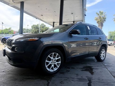 Used 2016 Jeep Cherokee Latitude w/ Safety/Convenience Group FWD image 8
