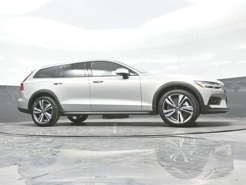 Used 2025 Volvo V60 B5 Cross Country Plus AWD/4WD image 31