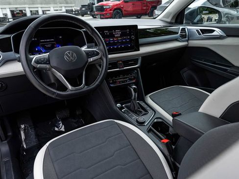 Used 2025 Volkswagen Taos SE AWD/4WD image 17