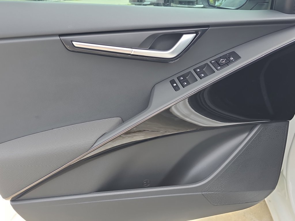 New 2026 Kia Niro EX FWD image 17