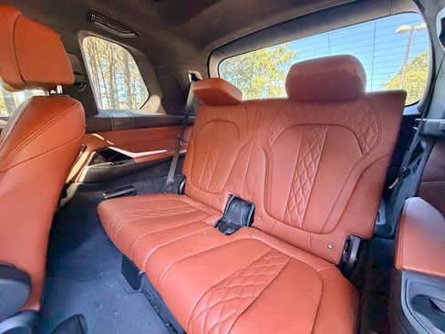 Used 2024 BMW X7 xDrive40i w/ M Sport Package AWD/4WD image 16