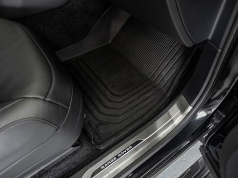 Used 2025 Land Rover Range Rover Long Wheelbase SE image 36