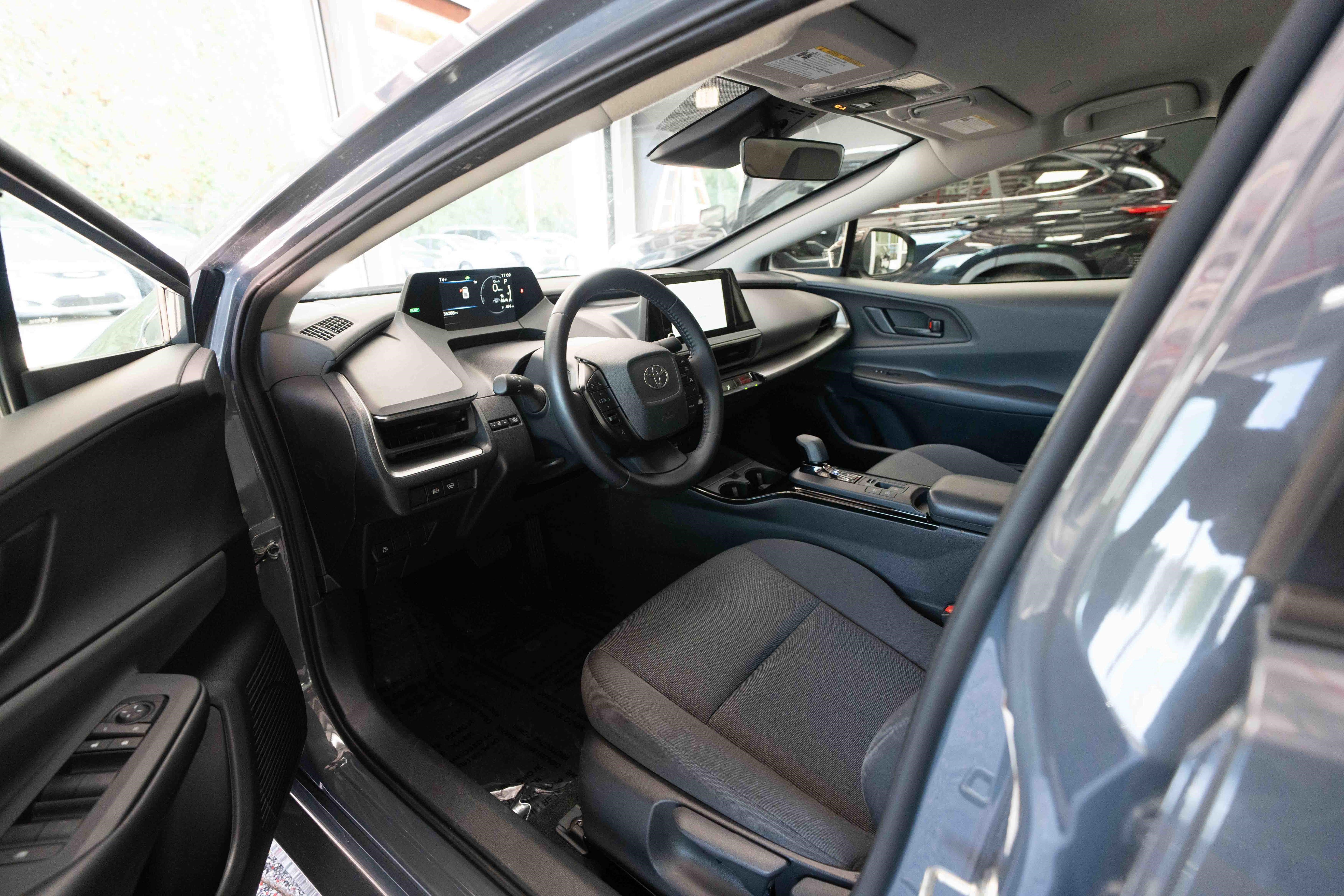 Used 2025 Toyota Prius LE FWD image 8