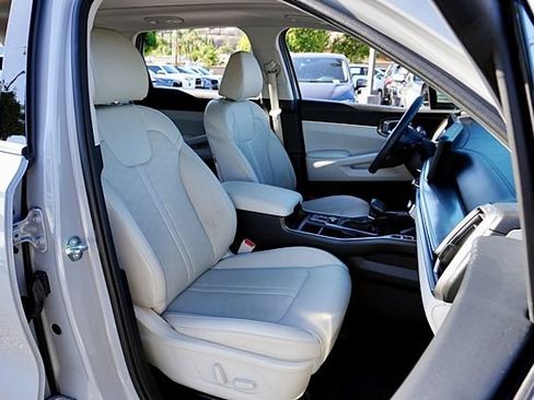 Used 2025 Kia Sorento EX w/ Panoramic Sunroof Package FWD image 12