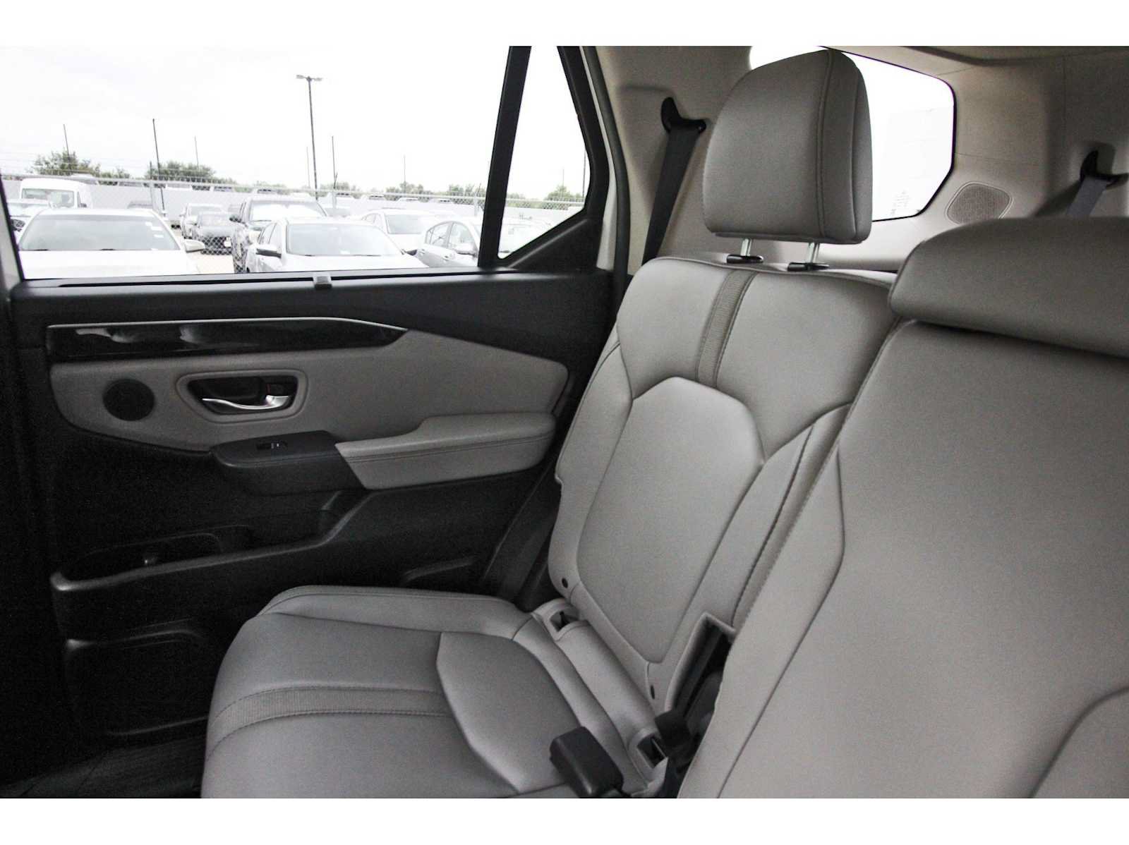 Used 2025 Honda Pilot Touring image 9